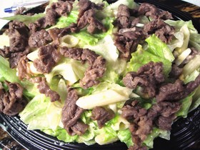 牛焼肉とレタスのマカロニサラダ