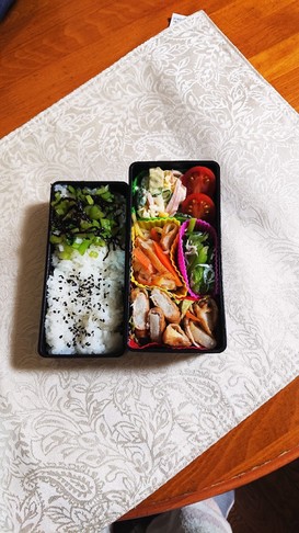 コールスローサラダ、長芋の豚肉巻きの弁当