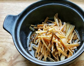 ガスを使わない土鍋でチン 大根の皮の漬物