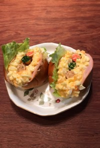 卵とスモークチーズのロールパンサンド