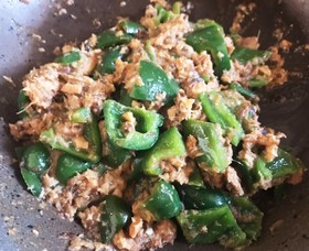 簡単!ピーマンとサバのみそ煮缶炒め