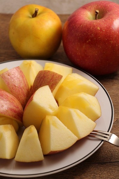 簡単！大きいリンゴの切り方の写真