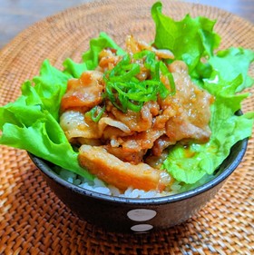 ジューシーミニ豚バラ肉丼
