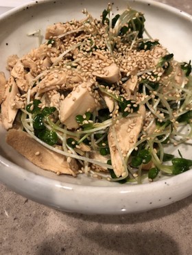 簡単 ささみとかいわれの中華風サラダ