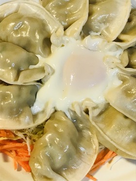 レトルト●餃子とおとしたまごの一玉焼き