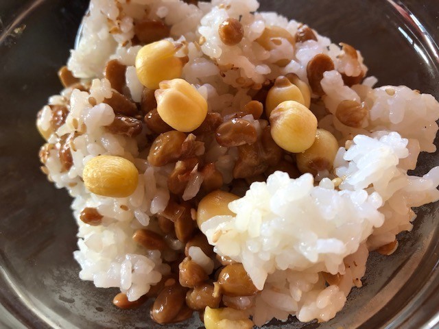 納豆と蓮の実のご飯の画像