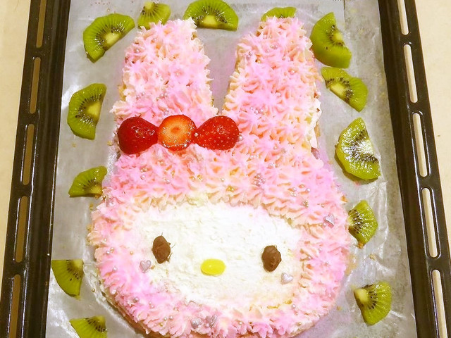 マイメロケーキ手作り 誕生日ロールケーキ レシピ 作り方 By ぶどうなすび クックパッド