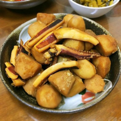 里芋とイカの煮物の写真