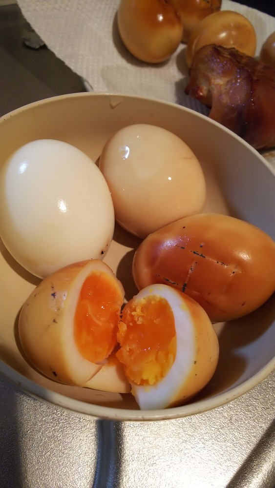ゆで卵→味付け卵→燻製卵の画像