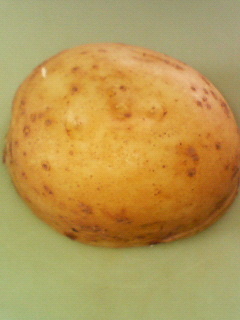 茹でたジャガイモの皮のむき方の画像
