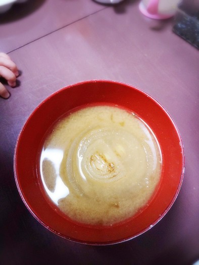 焼き玉ねぎの味噌汁の写真