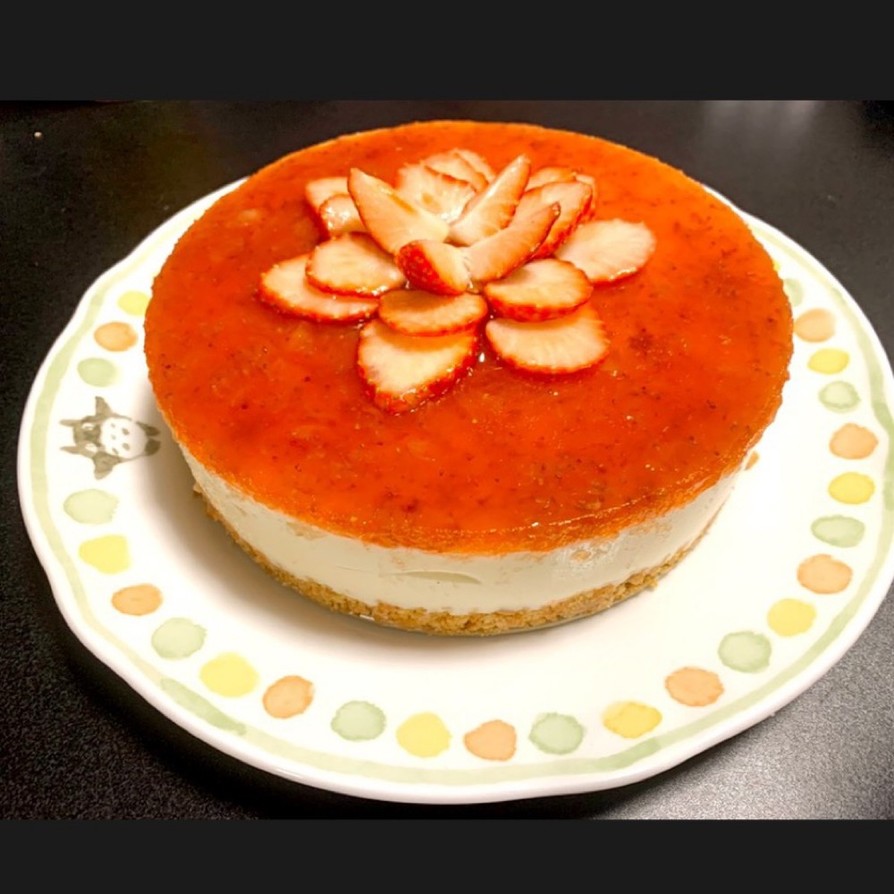 誕生日記念日に！いちごのレアチーズケーキの画像