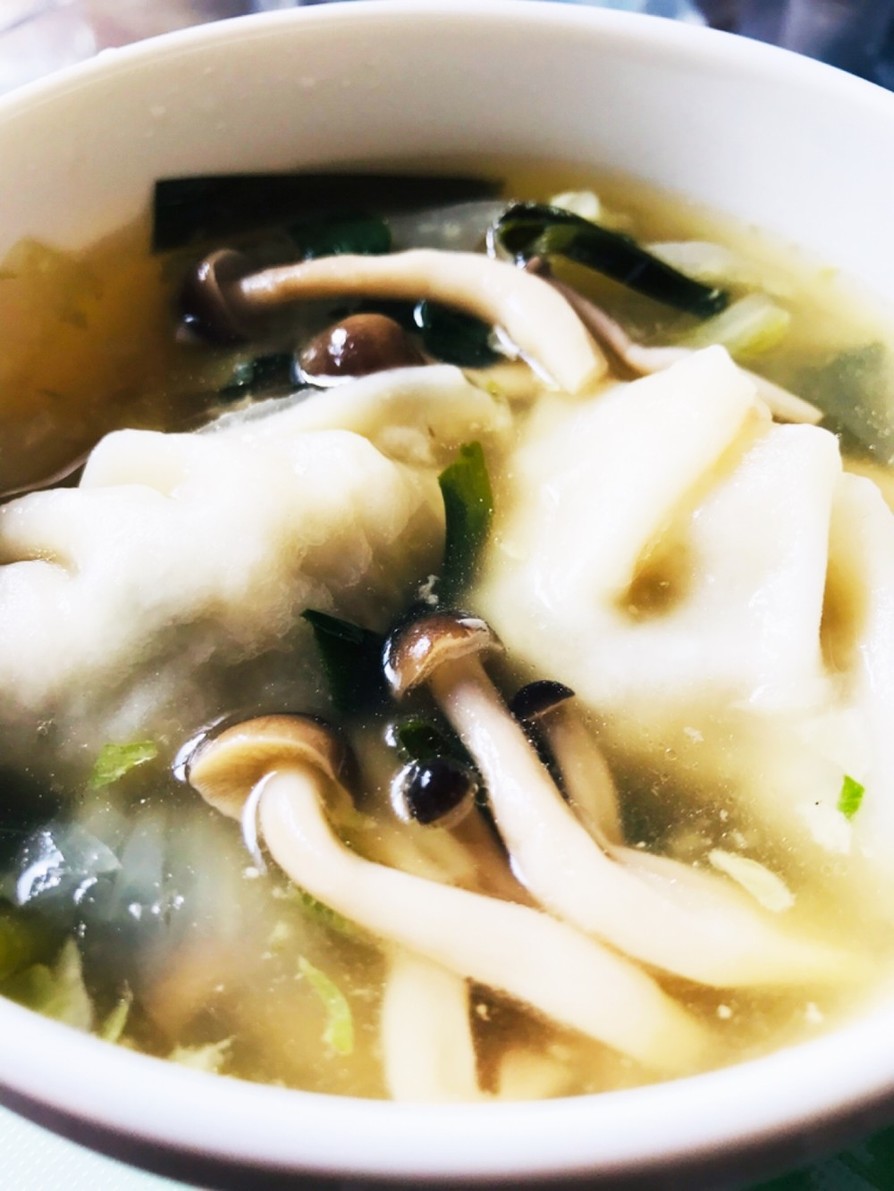 1人ご飯に！野菜いっぱい冷凍餃子スープの画像