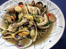あさりとセロリのニンニク風味紹興酒蒸し