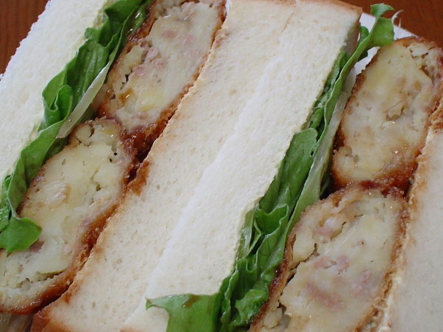 コロッケのサンドイッチの画像
