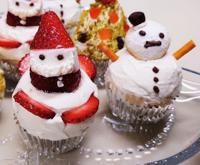 クリスマスカップケーキ／サンタと雪だるまの写真