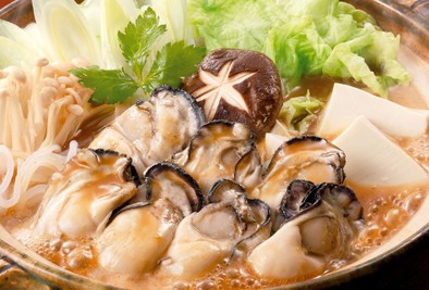『赤味噌・白味噌で牡蠣の土手鍋』の写真