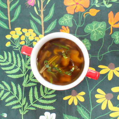 ごぼうとしいたけの中華スープの写真