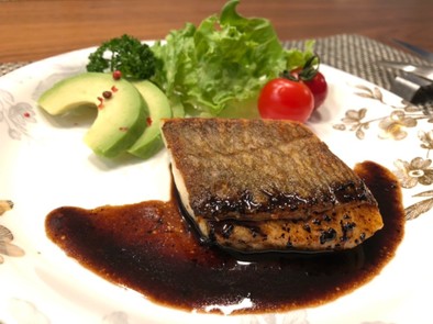 真鯛のポワレ　バルサミコ酢ソースの写真