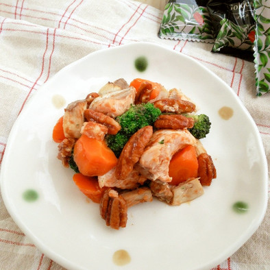 鮭と温野菜のピーカンナッツ味噌サラダの写真