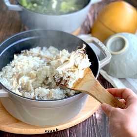 干し舞茸と揚げの炊き込みごはんSTAUB