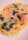 サーモンとほうれん草のクリームパスタ