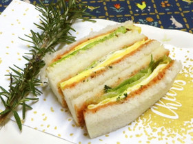 *うす焼き卵とレタスのサンドイッチ*