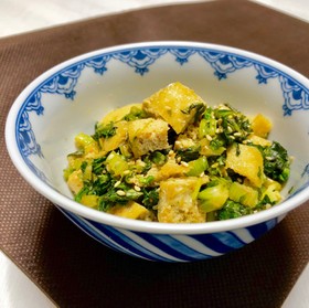 セロリの葉と油揚げの炒め物で一品♪節約