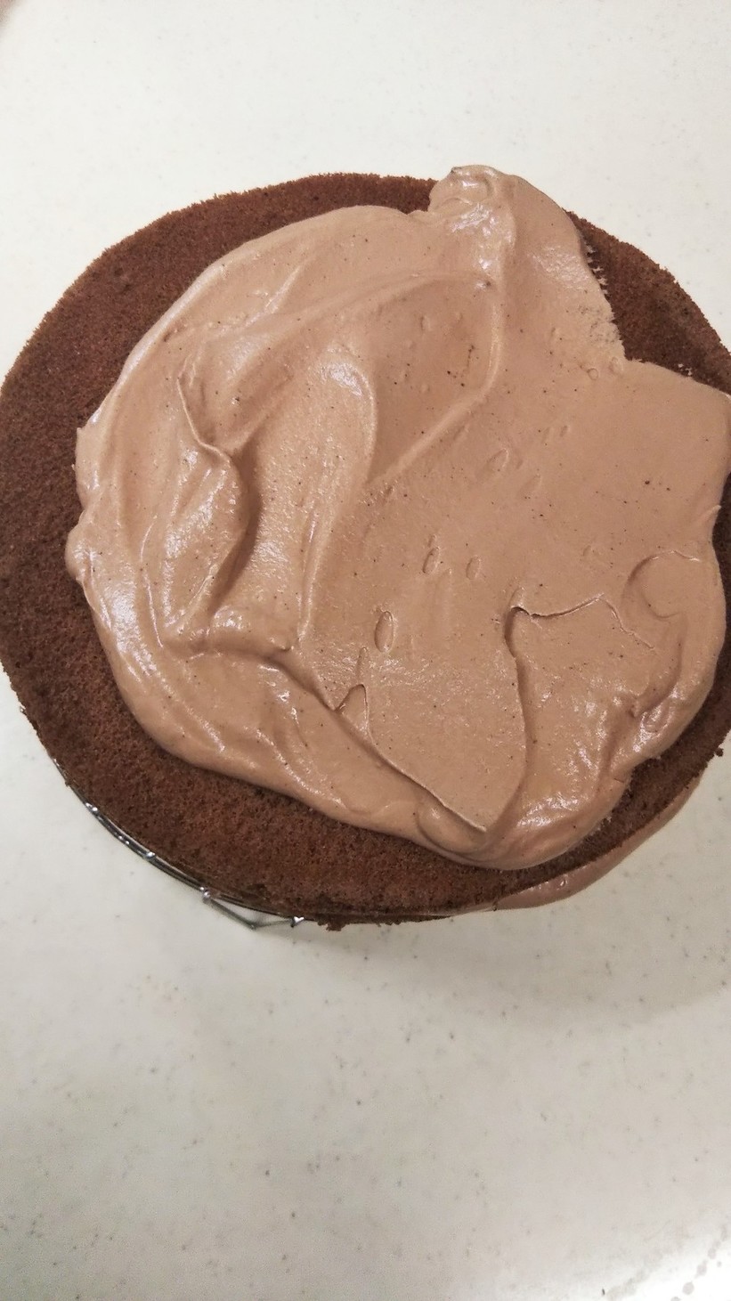 チョコレートクリームデコレーションケーキの画像