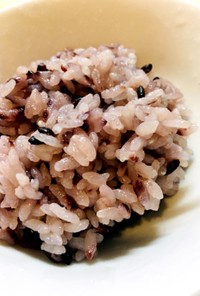 土鍋で栄養満点！黒米入りご飯
