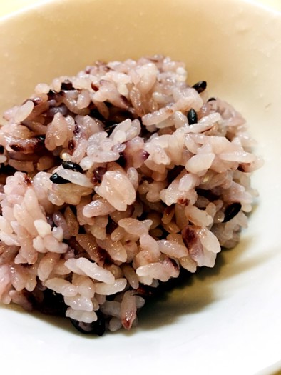 土鍋で栄養満点！黒米入りご飯の写真