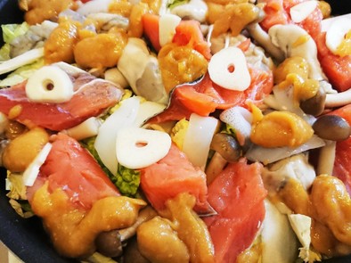 白菜、きのこ、玉ねぎと鮭のちゃんちゃん焼の写真