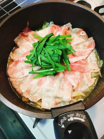 キャベツと豚バラ肉でスタミナ鍋の写真
