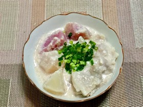 紅白のカブと豚バラ肉の酒粕煮