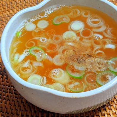ラーメン屋さんの炒飯スープの写真