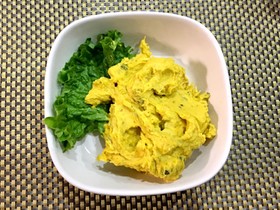 かぼちゃの煮物とクリチで簡単サラダ