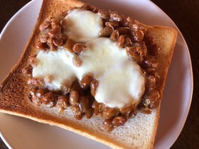 納豆とモッツアレラチーズのトースト