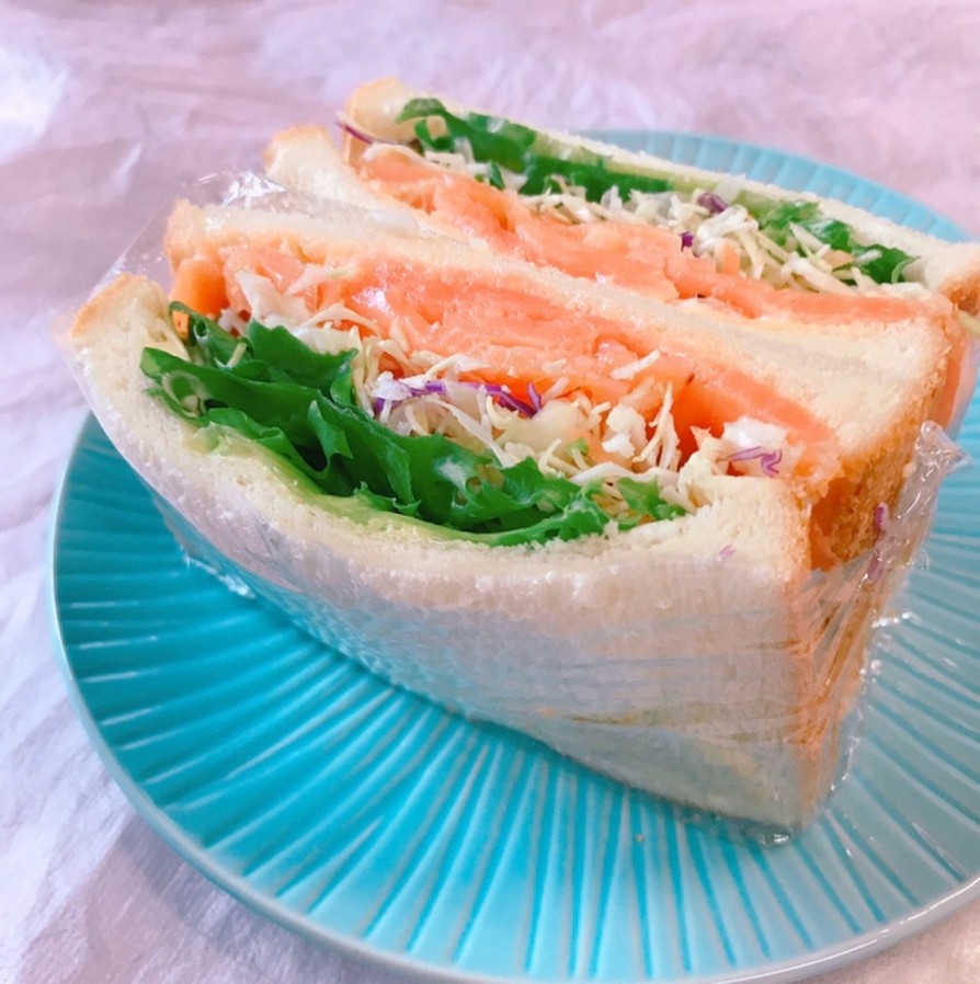 スモークサーモンマリネのサンドイッチの画像