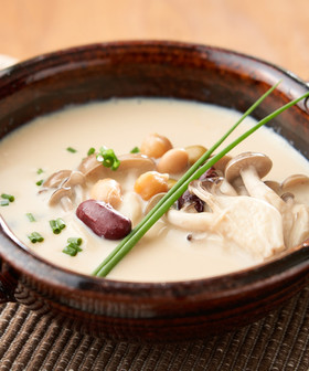 夜食にも♪簡単な豆乳ときのこの和風スープ