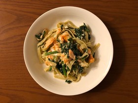 サーモンとほうれん草のクリームパスタ