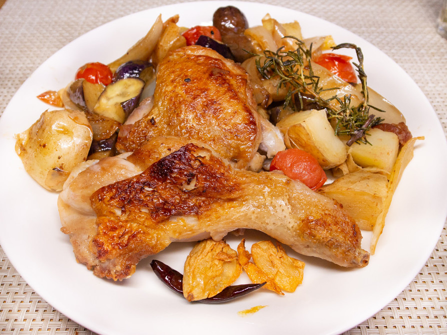 骨付き鶏もも肉と野菜のハーブ焼きの画像