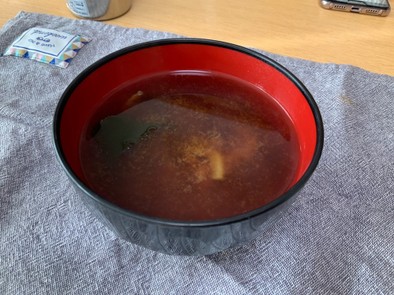 玉ねぎとわかめの味噌汁の写真