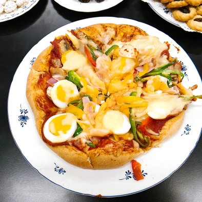 【昆虫食】コオロギ生地のピザの写真