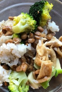 納豆とブロッコリー、油揚げのご飯