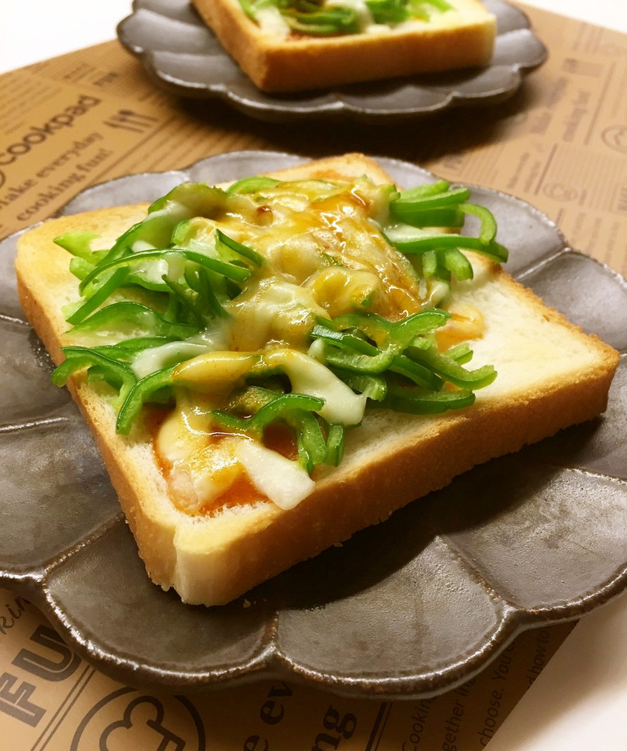 山盛ピーマン コチュマヨチーズトーストの画像