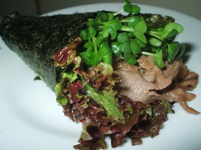酢飯がいらない牛肉とレタスの手巻き寿司の写真
