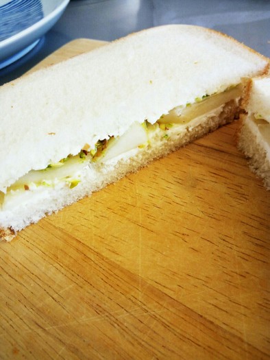 クリームチーズとラフランスのサンドイッチの写真