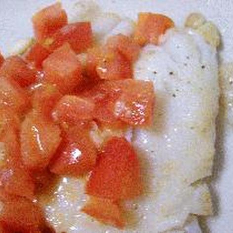 簡単おいしい♪白身魚のガーリックトマトソテー