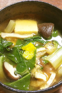 ふだん草、椎茸、高野豆腐のお味噌汁