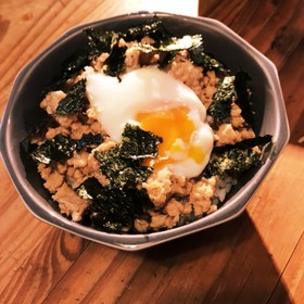 鶏そぼろ丼 温泉卵のせ